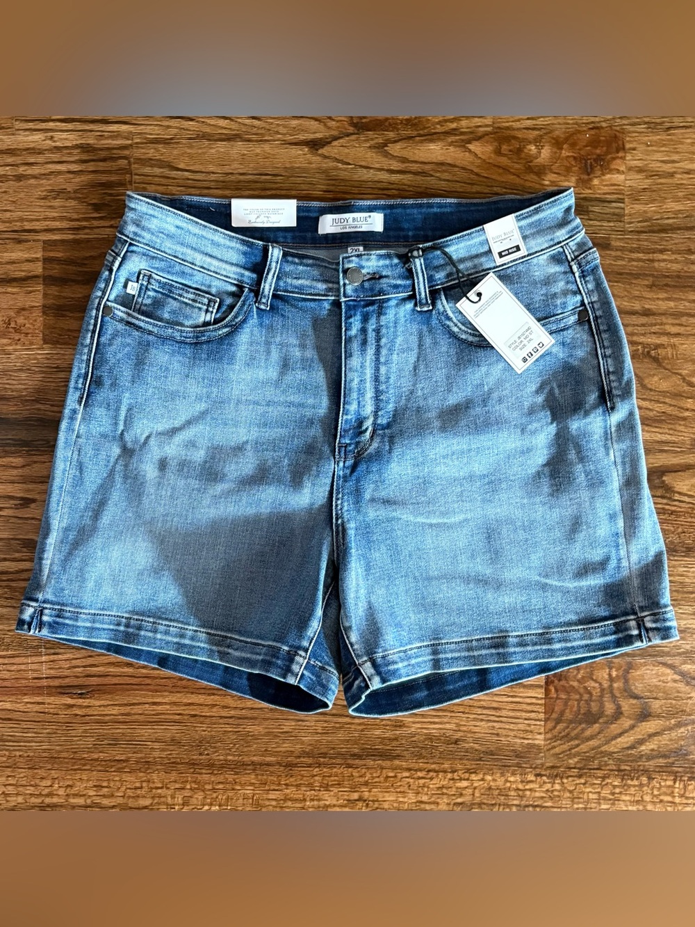 Judy Blue mid rise blue jean denim shorts, medium wash size 2 XL, 5” inseam, NWT
